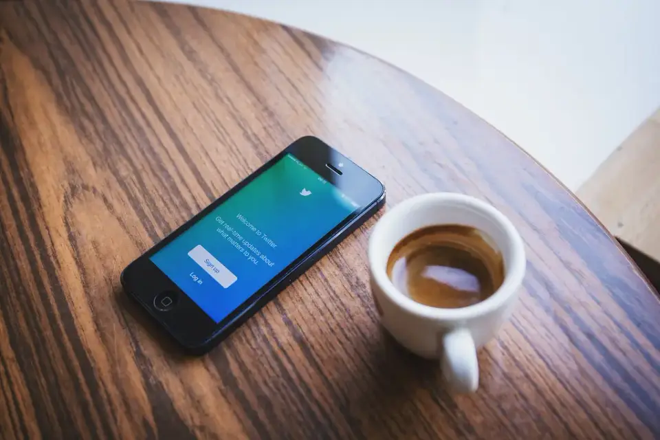 Anuncios en redes sociales en un smartphone