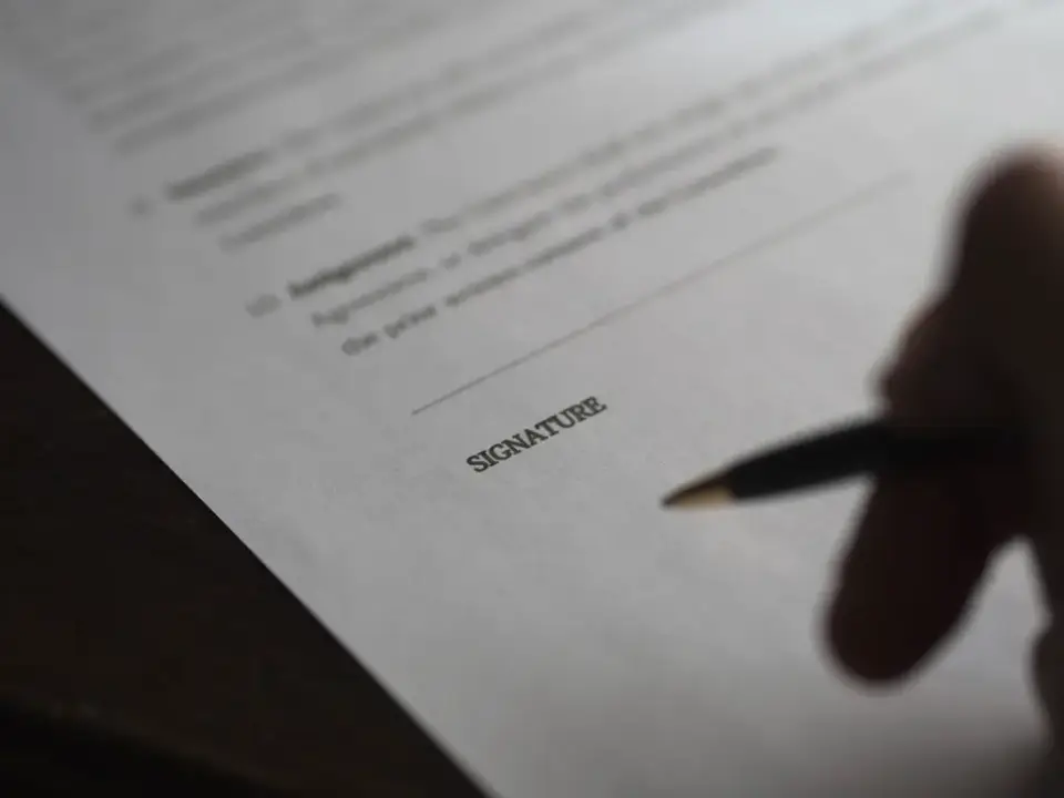 Poslovni partneri potpisuju ugovor
