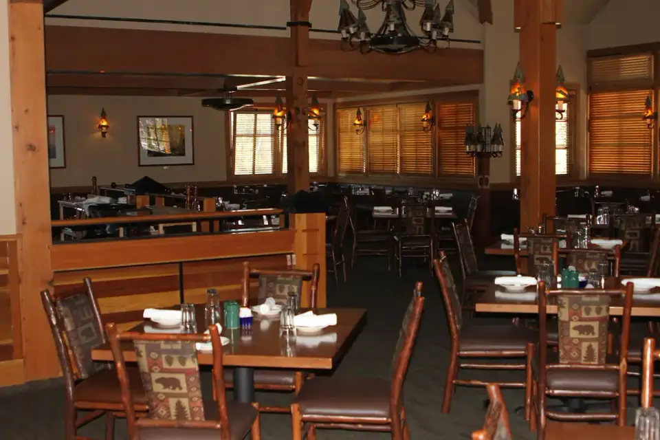 Comedor de restaurante con mesas de distintos tamaños