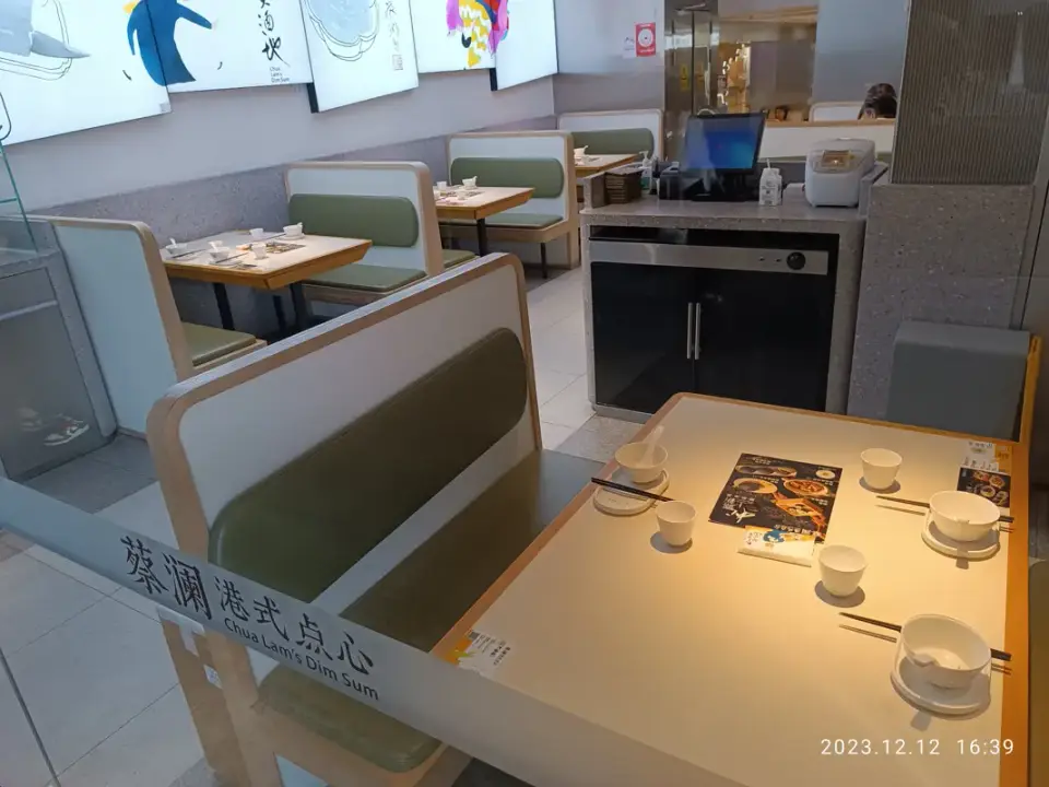 Prestretý stôl čakajúci na hostí s rezerváciou